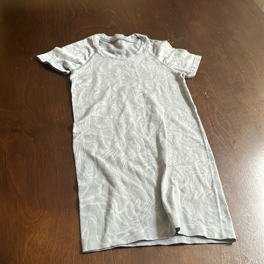 Lululemon rare color shirt size 0